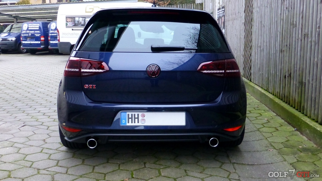 VW Golf 7 schwarzes Zeichen hinten tornadorot