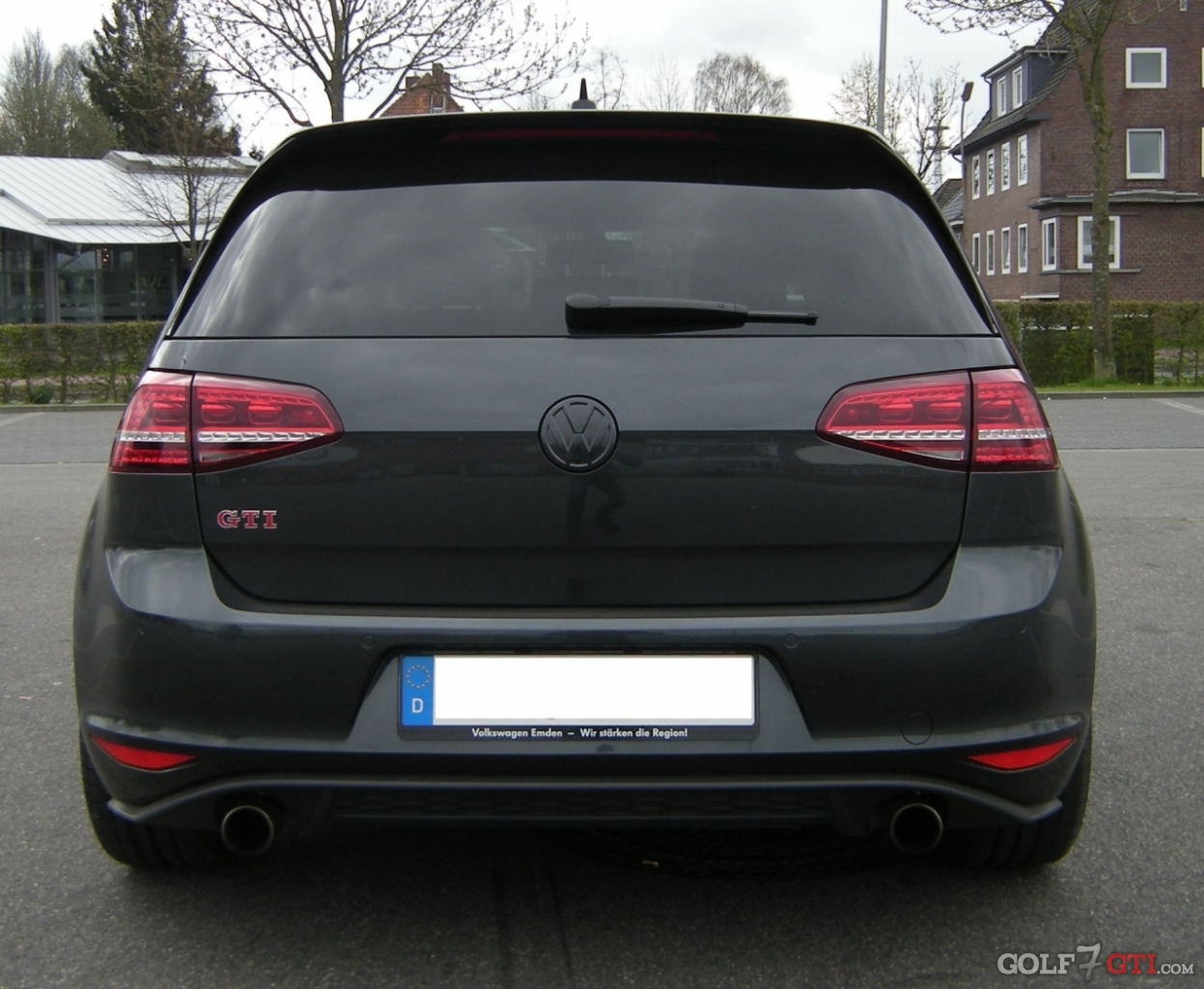 VW Golf 7 schwarzes Zeichen hinten tornadorot